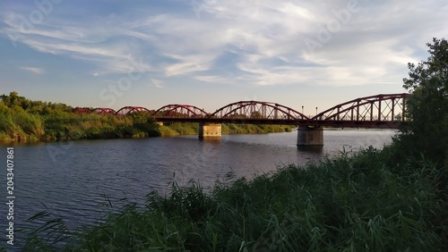 Puente de hierro cruzando el gran río Tajo