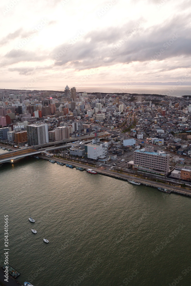 Obraz premium 朱鷺メッセ展望室から望む新潟市街地と信濃川（新潟県新潟市中央区）
