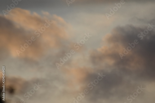 Foto Stunning cloudscape featuring dark storm clouds contrasting with warm golden twilight highlights