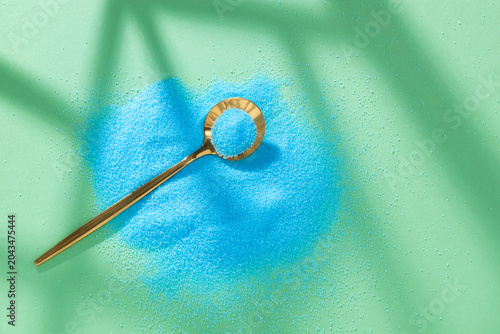 Fotografía Blue sea salt in a spoon - Cupric sulfate
