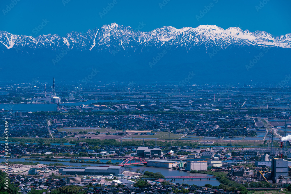 Fototapeta premium 二上山山頂から望む立山連邦と富山平野
