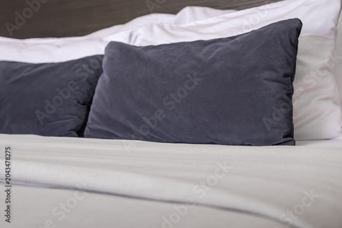 Foto luxurious dark velvet pillows on white bedding