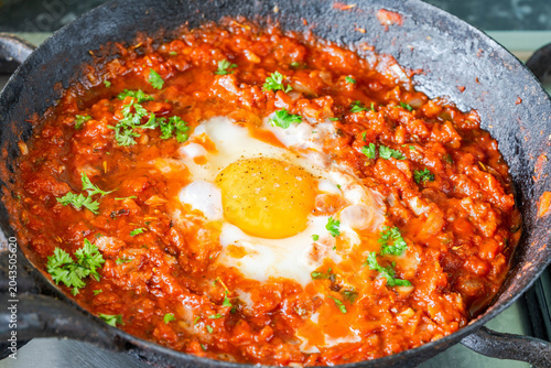 Фотография Fried egg in spicy italian passata sauce
