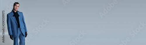 Foto Young man showcases modern fashion in stylish studio setting with elegant outfit