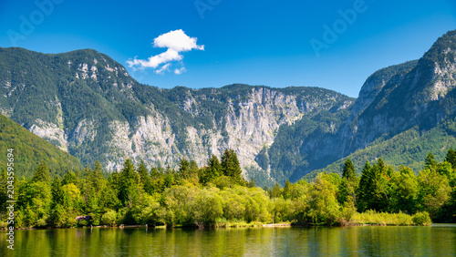 Foto Scenic lake near Hallstatt, a peaceful escape with crystal-clear waters and maje