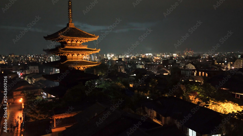 Obraz premium Kyoto’s ancient Yasaka Pagoda seen from above under soft night illumination