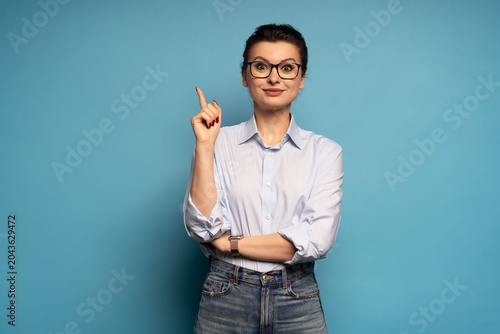 Bild auf Leinwand Enthusiastic middle aged woman, entrepreneur points up, eureka gesture, has an i