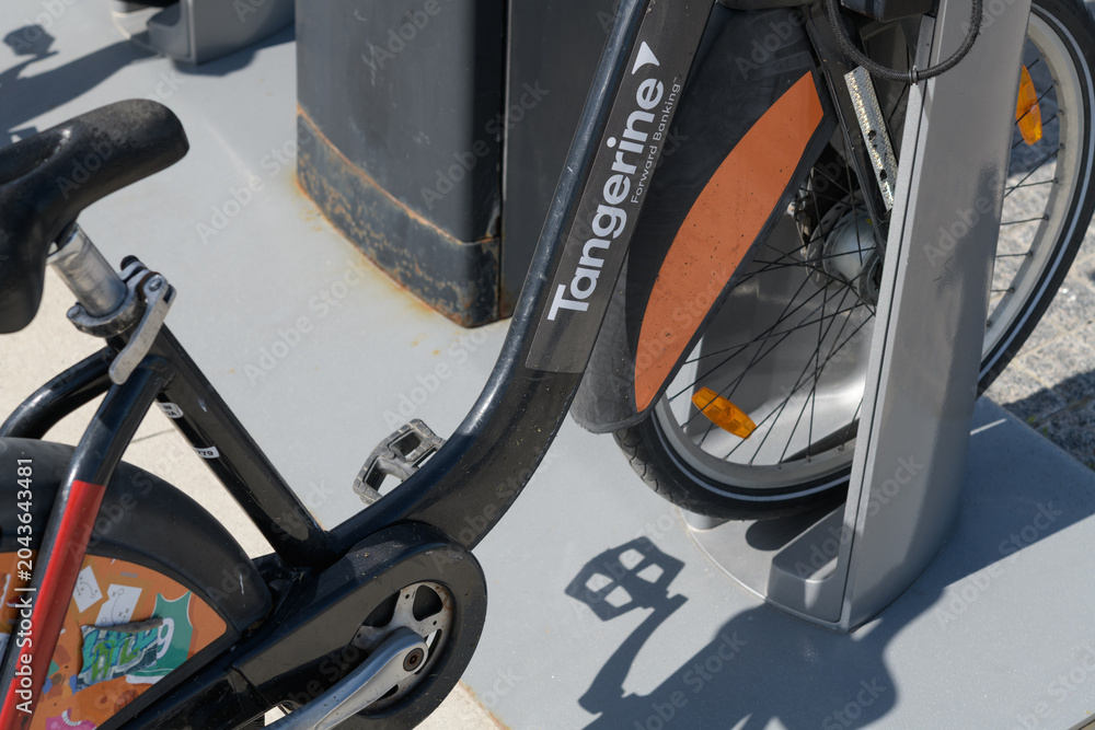Obraz premium Tangerine Financial sticker on a rental bicycle in Toronto