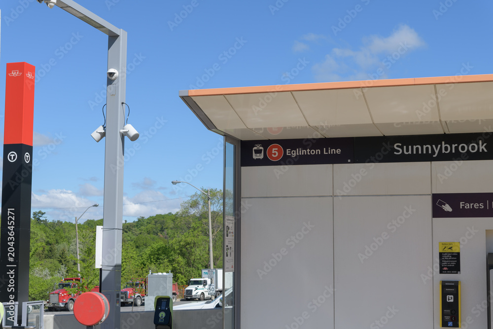 Fototapeta premium Sunnybrook Park platform stop, Eglinton Line 5, Toronto (with part-look north on Leslie St)