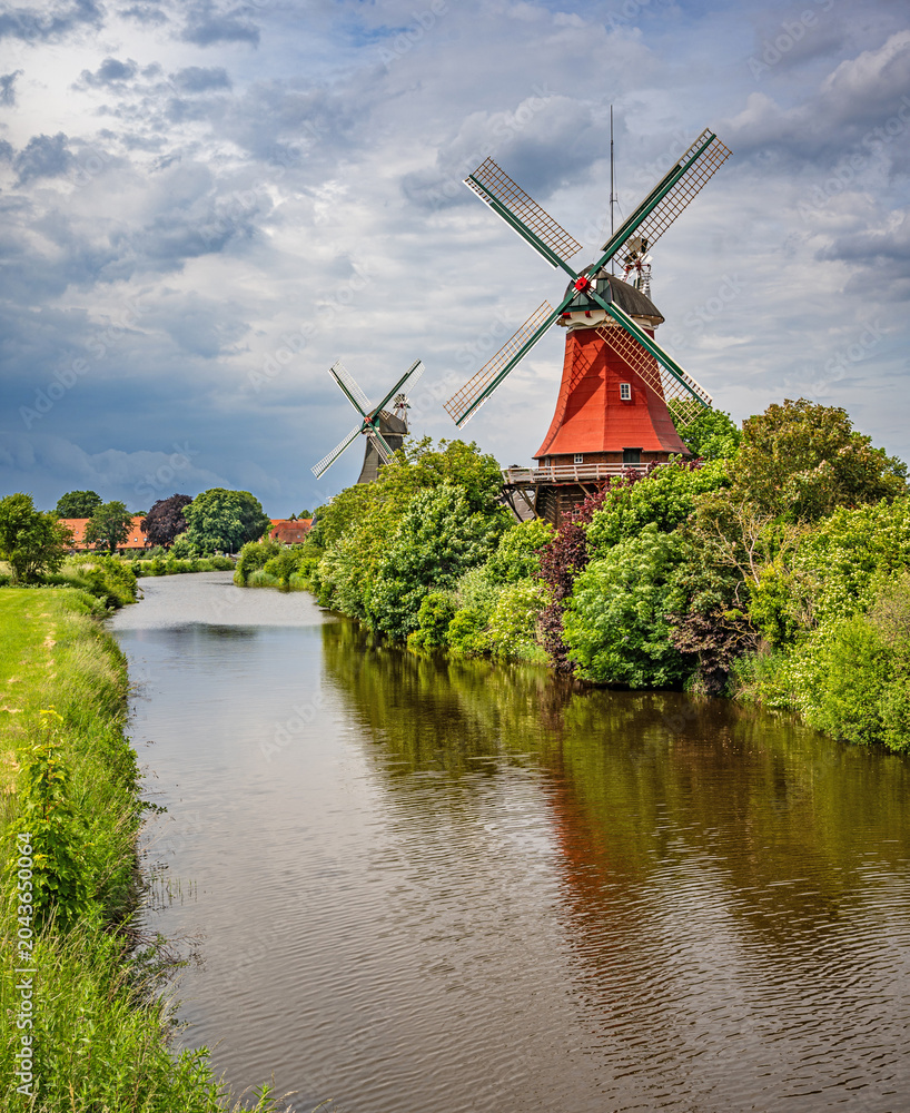 Fototapeta premium Die Greetsieler Zwillingsmühlen in Ostfriesland, Deutschland