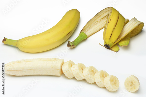 Billede på lærred Fresh Ripened Bananas on white background