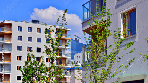 Foto European residential architecture harmonizing with nature