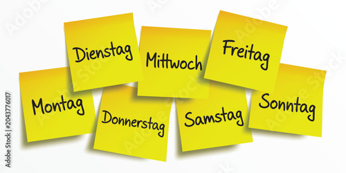 Deutsche Wochentage, mit schwarzem Marker auf gelbe Haftnotizen geschrieben. Freigestellte Post it Erinnerungsnotizen für Zeitmanagement, tägliche Terminplanung und geschäftliche Büroorganisation.