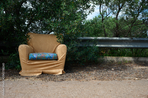 Canvas Print Armchair dumped at side of road in southern italy on sunny day
