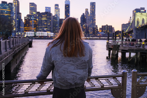 Fotografía Woman gazing at New York skyline at dusk.