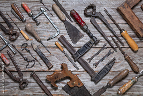 Konstfotografi Top-down flat lay of vintage hand tools arranged diagonally on weathered wooden