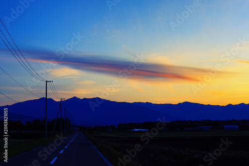 夕焼けの空と道路