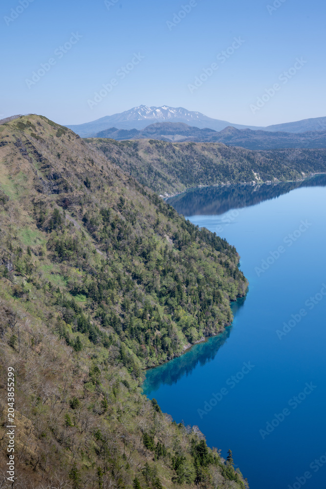 Fototapeta premium 快晴の青が映える阿寒湖遠景