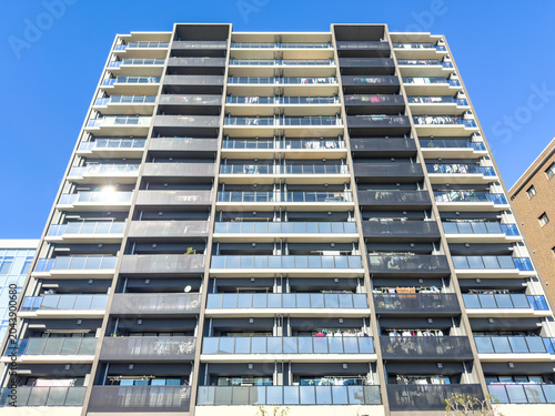 都市に建つマンション