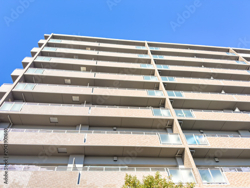 都市に建つマンション