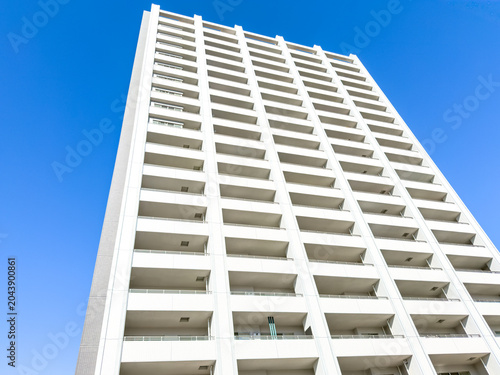都市に建つマンション