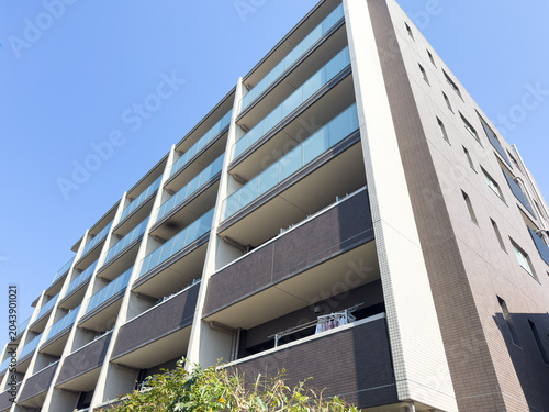 都市に建つマンション