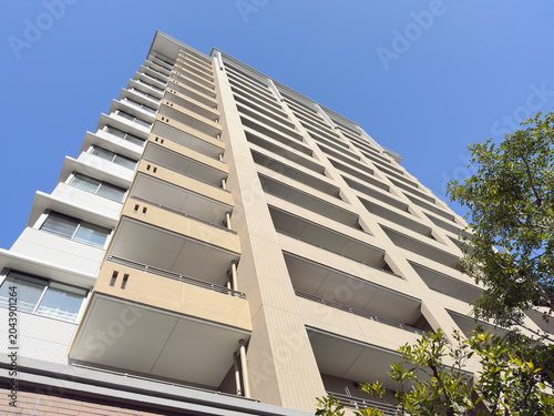 都市に建つマンション