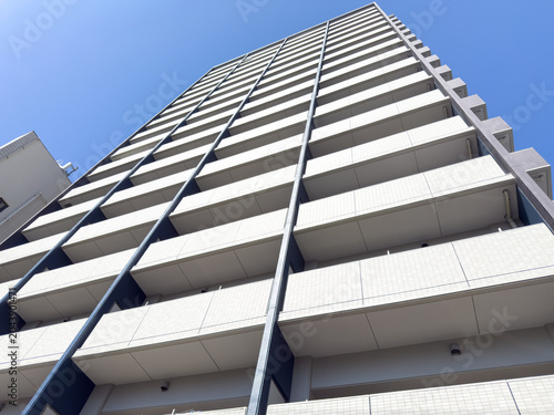 都市に建つマンション
