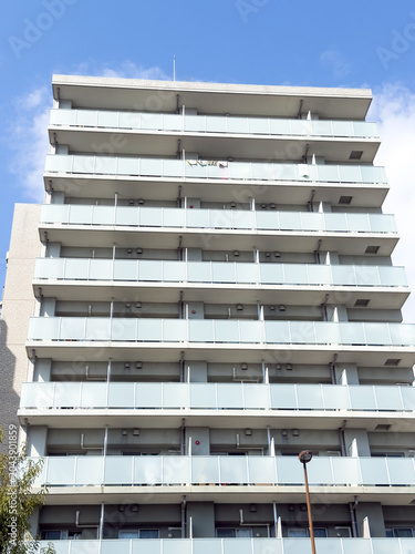 都市に建つマンション