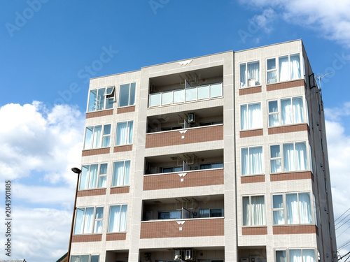 都市に建つマンション
