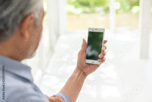 シニア男性　スマホ　手元