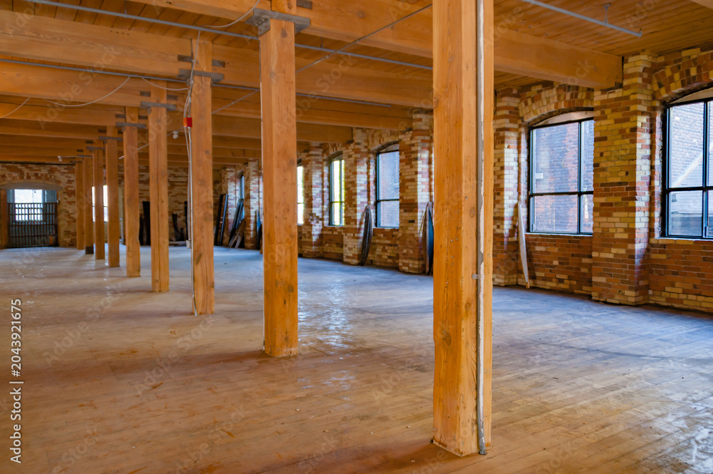 Naklejka premium Large Industrial Loft Space With Wooden Columns