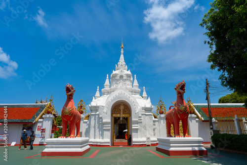 Schilderij op canvas Wat Phra That Hariphunchai Worrawiharn is a lanna style temple in lamphun provin