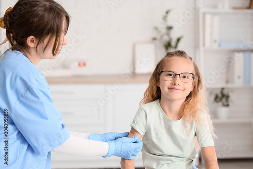 Little girl with doctor app...