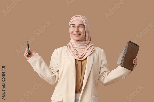 Beautiful young Muslim busi...