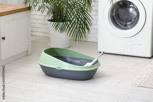 Cat litter box with scoop o...