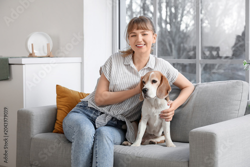 Young woman with cute beagl...