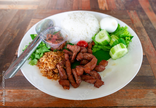 Fried pork with garlic and steamed rice