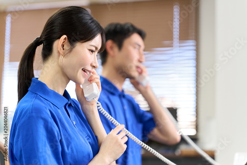 Tableau sur toile 介護施設で電話を受けるアジア人介護士