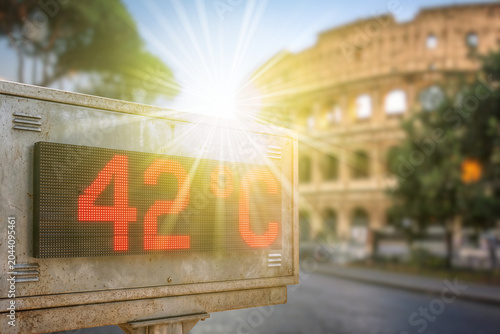 Thermometer zeigt hohe Temperatur bei einer Hitzewelle in Rom 