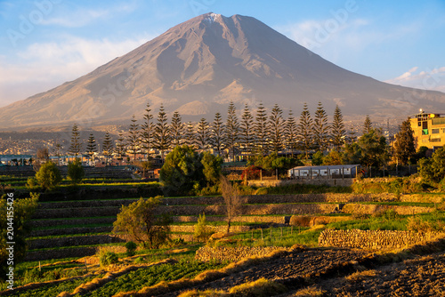 Fotografía Panoramic sunset view of Misti volcano behind ancient agricultural terraces in P