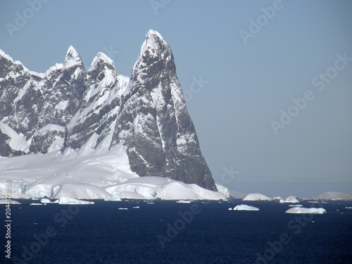 Foto spectacularly steep Antarctica peaks and icebergs on a sunny summer day in the n