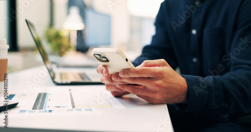 Foto Business, text or hands in office with phone, funding request or online chat on portfolio update
