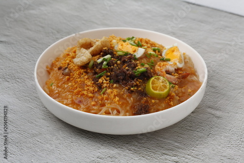 Freshly cooked Filipino food called Pancit Palabok