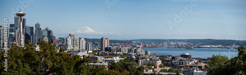 Fotografía Views of the Seattle Cityscape skyline from Kerry Park, Seattle Washington with Mount Rainier in the far ground on a clear summer day