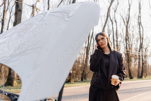 Obraz na płótnie Woman experiencing car breakdown calling for roadside assistance