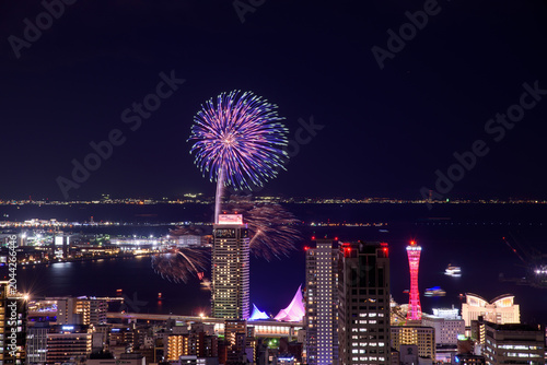秋の神戸の夜空に花火