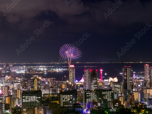 秋の神戸の夜空に花火
