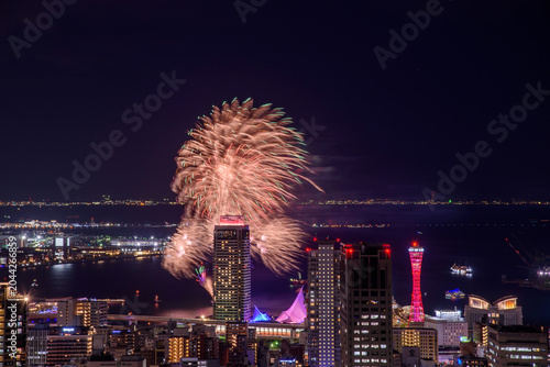 秋の神戸の夜空に花火
