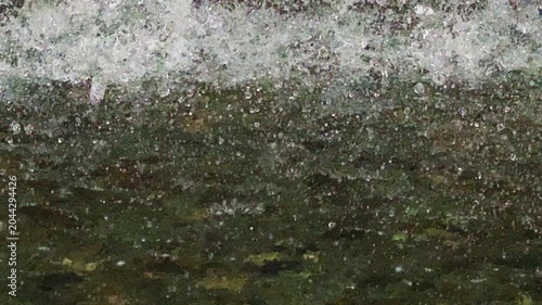 公園の噴水から流れる水泡と水しぶき